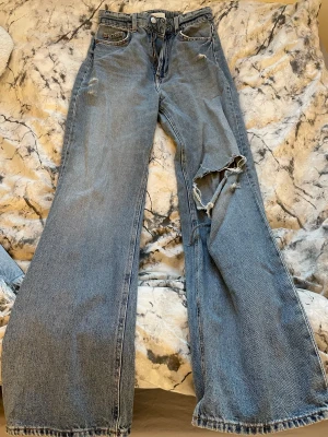 Jeans - Blåa jeans från hm, stl 36. Säljer pga att jag aldrig använder dem längre. Fint skick och inte använt mycket. 100kr. Kan mötas upp i Katrineholm eller skicka om köparen står för frakten!