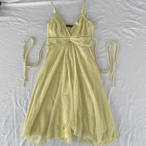 Jane Norman klänning  - Vacker Jane Norman klänning, hittar inte var storleken står så uppskattar till XS/S. Knyts bak eller fram. Har en trasig söm och pytteliten fläck som inte märks av, DM för bild. Köps via Swish eller köp nu 💋