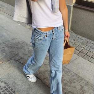 Ett par lågmidjade (Arrow) jeans från weekday 💕använda några gånger men är i bra skick. Ny pris: 590 ! Säljer pga att de är lite för korta för min smak  (jag 167 cm) och på sista bilden ser man färgen bättre, de är ljusare än på de första bilderna! 💕