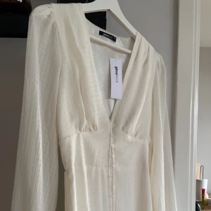 Mindy Button dress - Passa på att fynda! Säljer denna oanvända fina klänning från Ginatricot, prislappen kvar! Storlek 38 men passar mig som 36a☀️