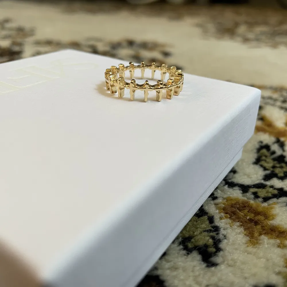 Modell Billie från Safira, aldrig använd! Köpte 2 i olika storlekar under deras rea och glömde lämna tillbaka den:) strl 19  https://safira.com/se/billie-24k-gold-plated-ring.1500460-12?gclid=EAIaIQobChMI67fAgJbP_QIVRcjVCh1mIAZlEAQYBSABEgKBmvD_BwE. Accessoarer.