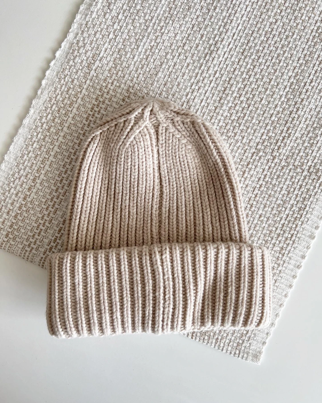 Beige mössa från Stronger - 90