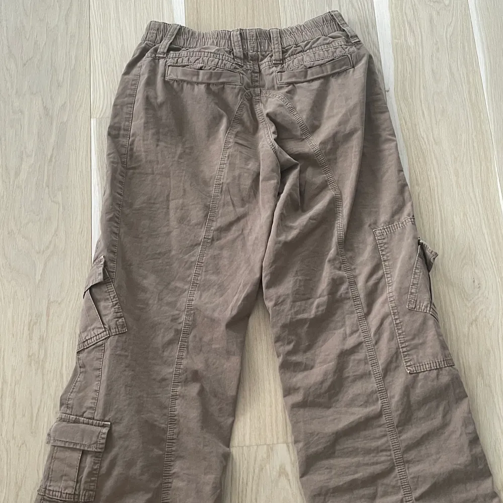 Säljer nu mina BDG Brown Y2K Low Rise Cargo Pants från Urban outfitters i storlek xs då det inte längre är min stil. Endast använda några få gånger och är i bra skick. Köparen står för frakt! Meddela om du har några frågor💕. Jeans & Byxor.
