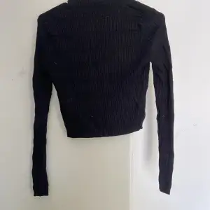 svart tröja med mönster ifrån bikbok. Storlek M