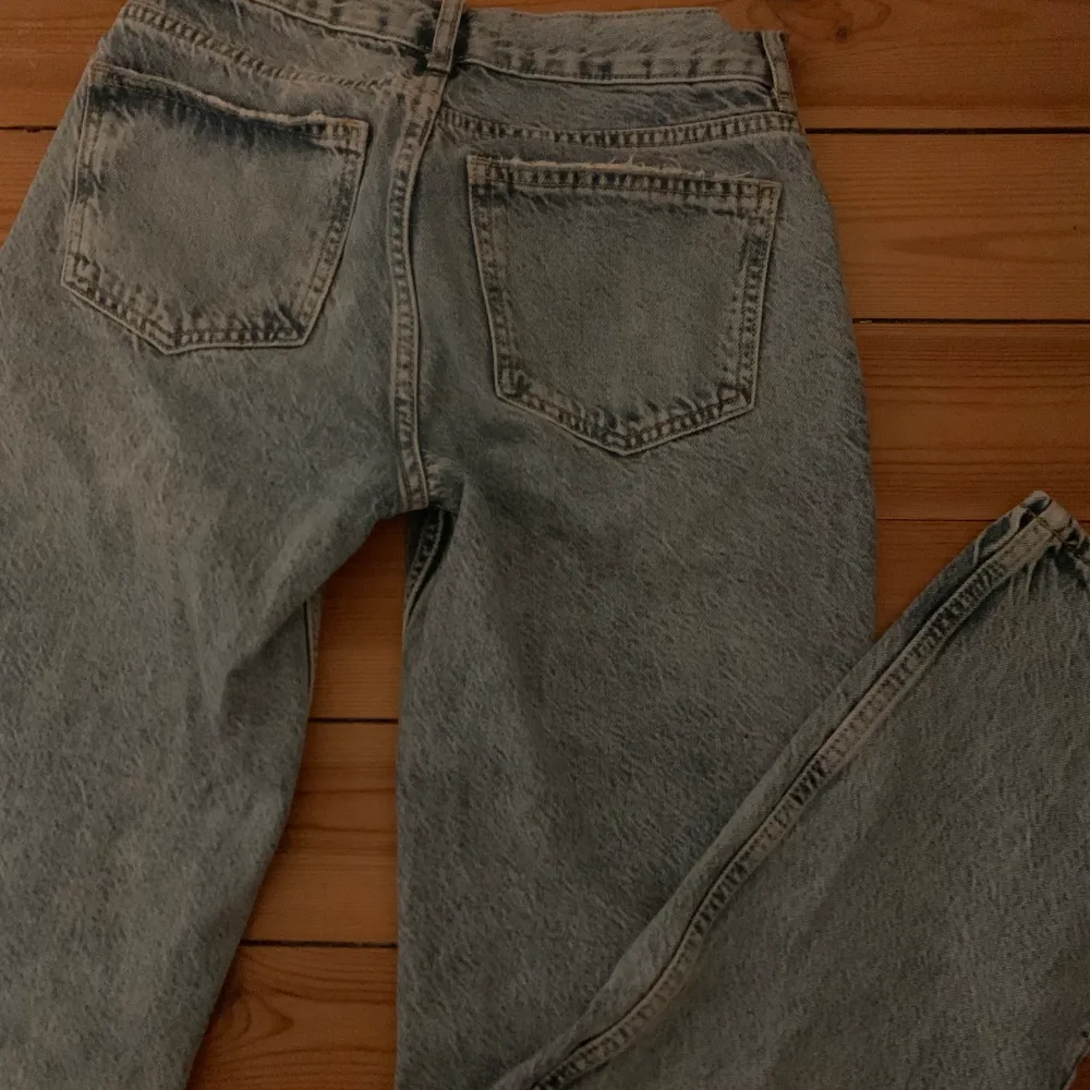Säljer mina blå low waist straight jeans från Gina i storlek 32. Knappt använda och är i bra skick. Ny pris: 500 mitt pris: 350. Passar till allt!💗😇. Jeans & Byxor.