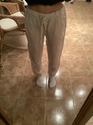 Linnebyxor  - Beige linnebyxor i storlek XS. Använda en gång, köpta i Spanien.