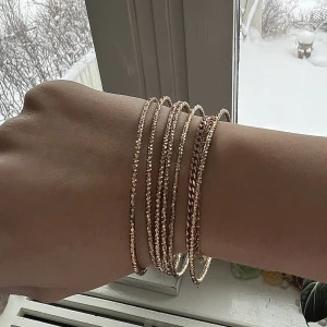 Guldarmband  - Superfina guldarmband! Man får med totalt 12 st💕 det är såna man trär över handen🤍 använd gärna köp nu!⚡️