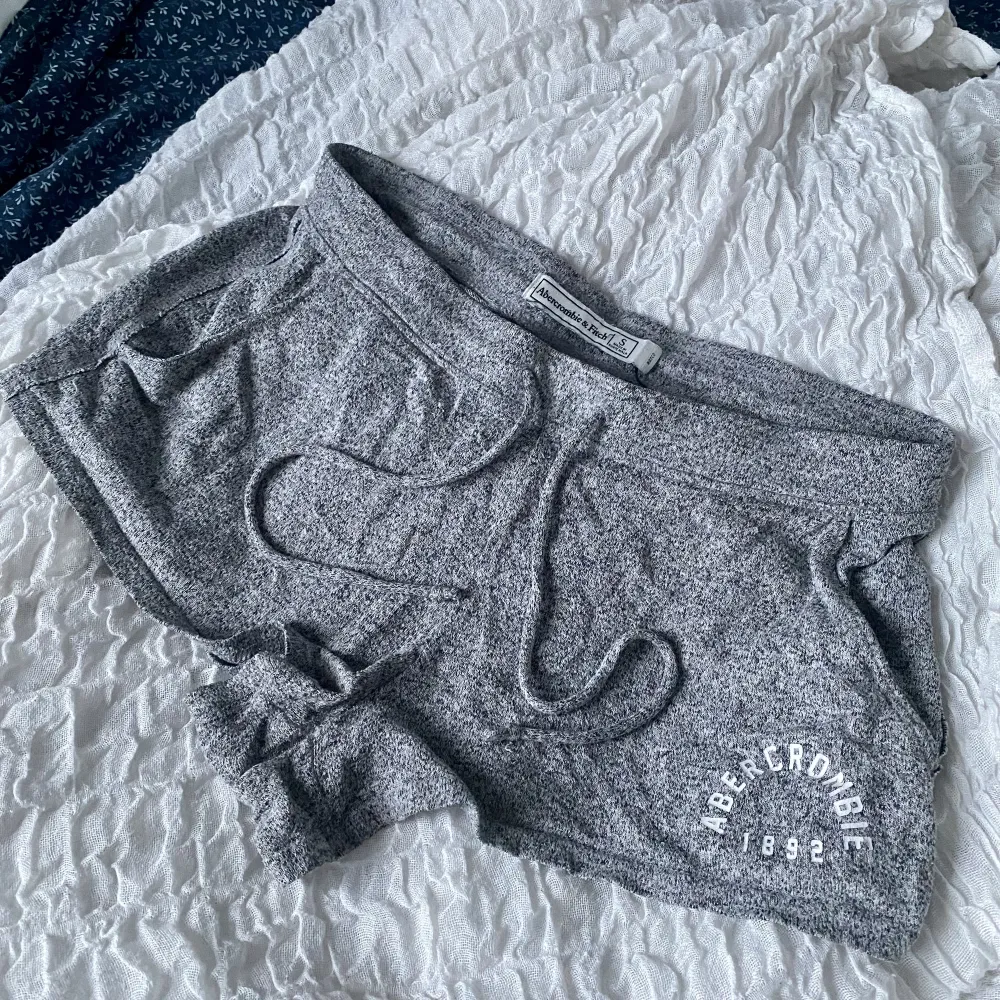 Perfekta Mjukisshorts/pyjamasshortsen från abercrombie & fitch💓sitter lågmidjat och är ganska korta. Väldigt mjuka och skönt material. Storlek S, men passar XS också då det är drawstring.. Shorts.