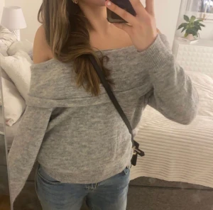 HM offshoulder tröja - Sååå snygg perfekt slutsåld tröja som tyvärr var för stor för mig. Köpt på plick så bilder är från förra ägare men jag har inte använt den alls. 