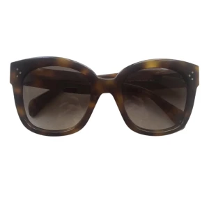 Celine Solglasögon  - Säljer nu mina Celine Solglasögon i färgen Havana🤎 Dem är i gott skick, och i modellen oversized🤍 Det kommer tillhörande fodral!🤎 Skriv gärna för fler bilder🤍 Tar emot bud!! 