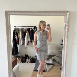 Burberry Klänning  - En äkta Burberry klänning i väldigt bra skick. Fin och passar till alla möjliga tillfällen! Storlek Small (UK 8).