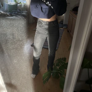 Jeans med slits - Ett par mörkgråa jeans med slits nedtill från Zara. Obs!! Se bild 3 då slitsen är fransad