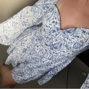 Klänning - Superfin skön klänning, köpt på Zalando!! Aldrig använd då den tyvärr var lite stor för mig vid bysten. Skriv för fler bilder💖 frakt ingår