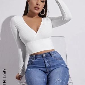 Vit topp st S - Jätte fin topp från Shien i St S. Säljer då den tyvär var lite för liten för mig. Den är lite genomskinlig men inget galet. Skriv för fler bilder 💕