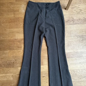 Kostymbyxor  - Snygga grå kostymbyxor från Kappahl. I strl 40 men känns som 38 