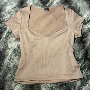 Topp - Säljer denna topp i stl S🥰 tycker själv att den är söt men är inte längre min stil tyvärr så det e därför jag säljer den😁Sitter ganska bra på mig som är M😍 Ni får fråga om mer bilder med den på då jag inte kände mig bekväm me o lägga upp det💓