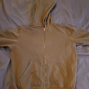 Weekday zip up hoodie - Beige weekday zip up hoodie, skick 9/10, dma för mer bilder eller funderingar. Nypris:400 Mitt pris: 150