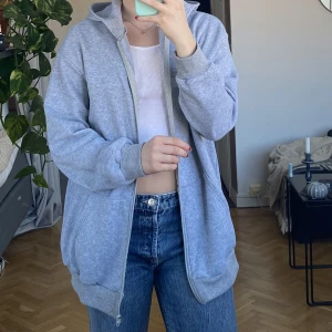 Grå oversized huvtröja - Grå oversized huvtröja i bra skick