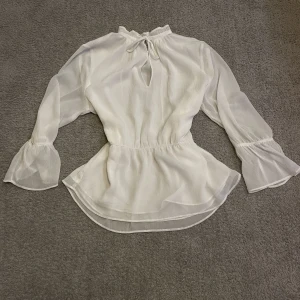 Somrig blus  - Fin somrig blus som nästan aldrig blivit använd, är i mycket bra sick. Nypriset ligger ungefär på 300.