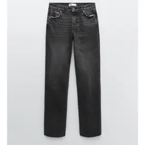 Jeans från zara som har straight fit. Dem heter ”the mid rise 90s full length in rainfall black” och är mycket snygga men försmå för mig. Mörk grå/svart färg. Säljer för 200kr + frakt💕