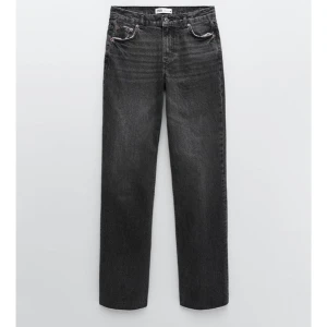 Zara Jeans - Jeans från zara som har straight fit. Dem heter ”the mid rise 90s full length in rainfall black” och är mycket snygga men försmå för mig. Mörk grå/svart färg. Säljer för 200kr + frakt💕