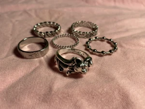 6st ringar <3 - 6st ringar<3 en med en katt på ^^ skriv för frågor om storlek och så <3 priset är för alla tillsammans!
