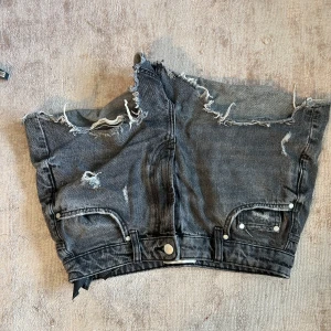 Zara gråa shorts - Säljer dessa super fina shorts ifrån zara. Använda fåtal gånger och i fint skick. Super sköna. Köpta i somras för 360kr