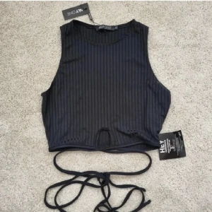 Svart topp - Säljer denna fina svarta topp i stl XS. köpt från nelly.com. Aldrig använd. 🖤