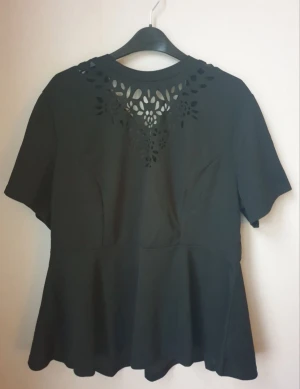 Fin top peplumtop med fin urringning - En snygg peplumtop  med fin urringning. Storlek L/ XL Endast provad.