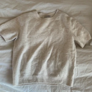 stickad tröja - stickad topp från hm, jättefin och använd bara ett fåtal gånger! som i nyskick! 