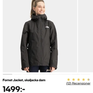 The north face skaljacka dam i strl M - Perfekt jacka till våren, smickrande passform. Är liten i storlek, använd enstaka gånger (2-3 ggr). Jag tar strl 38-40 på jackor och upplevde att denna var lite tajt i M. Passar en strl S (36/36-38) bäst. 