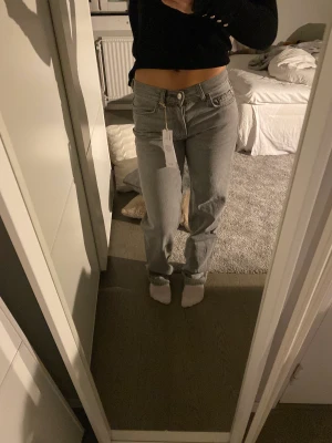 Low waist jeans Gina tricot - Supersnygga populära lågmidjade jeans från Gina tricot. Helt slutsålda på hemsidan. Oanvända med prislapp kvar 💗Lite långa på mig som är ca 163cm. Köp direkt för 400kr!