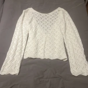Stickad mönser tröja🤍 - En väldigt fin mönser tröja från Gina Tricot🤍 stl M, är väldigt fin som oversize🤍 köpt för 179kr säljs för 110 inkl frakten🤍🫶🏽