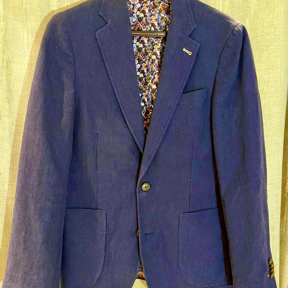 Säljer min sons blå linnekostym i stl 48. Kavaj och byxor med blommigt foder i slim fit modell. Nyskick. Endast använd en gång när han gick ut 9:an . Kostymer.