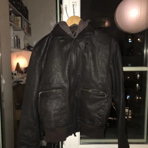 Von Dutch läderjacka  - Jackan är i mer eller mindre perfekt skick, köpt i en vintage butik! 