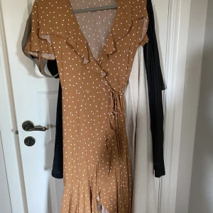 &Other stories omlottklänning - Omlottklänning från &Other stories