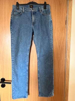 Herrjeans Lee Modell: West Storlek W:32 L:32 Köpta här: https://carlings.com/sv/p/lee-west-medium-bla-jeans-mellanbla-jeans-straight-herr/7315026_F562 Begagnade i bra skick