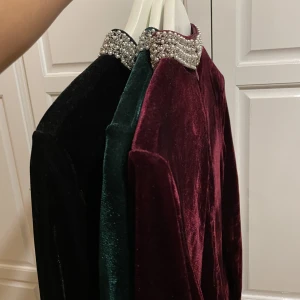 Sammet klänningar  - Sammets klänningar från Nelly!  Har enbart använt den svarta 1 jul.  Så snygga och kul att kanske matcha med vännerna/familjen 😇 Storlek 36 men passar en 38 person med:) Säljer klänningarna för 200 kr st ! 