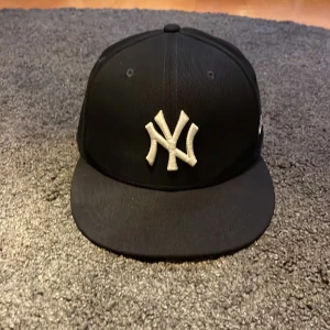 New era keps - Har knappt använt den, kepsen är i gott skick, inga skador eller fläckar. Storlek 57.7 cm. 