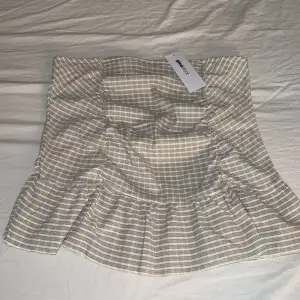 En super fin kjol från Ginatricot som aldrig kommit till användning,helt ny och prislappen sitter kvar på plagget💕köparen står för frakt