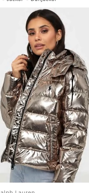 Ralph Lauren dunjacka - Säljer min as coola Ralph Lauren dunjacka. Endast använd ett fåtal gånger men säljer då jag vuxit ur den. Nypris 3795kr. Obs första två är lånade bilder. Den är lite mer champagne färgad än vad de ser ut på sista bilden.