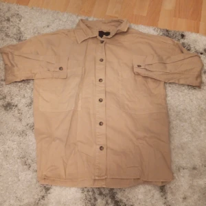 Skjorta/vår jacka i stl S/M i färgen beige - Plagget är ifrån 2021 använts 1 gång en kort stund.