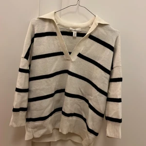 Randig stickad tröja - Superfin och varm stickad tröja. Blå och vit randig. Använd ett fåtal gånger.💕