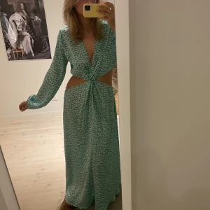 Cut out klänning - Världens somrigaste, vackraste och finaste klänning med så najs detaljer!! Väl använd i somras och fick så mycket komplimanger för den! Strl L