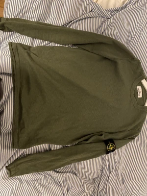 Stone island strl m - Mörkgrön Stone Island tröja som är i bra skick. Köpte den för 2600kr på nk. Bra skick. Priset går att diskutera.