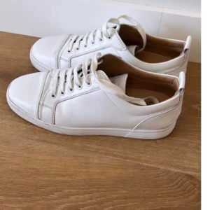 Christian louboutins - Tja, säljer mina väldigt sällsynta loubs efter haft dem ett bra tag. Det är storlek 41/passar större och sitter perfekt om foten. Smutset på sulan går bort! Skriv för mer bilder osv, har tyvärr inget og kvar