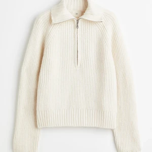 Stickad tröja med dragkedja  - Så fin tröja från hm som är slut i både S, M och L på hemsidan❤️först till kvarn? 