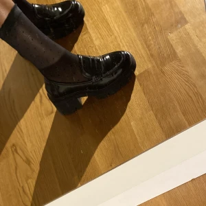 Even & Odd Loafers Strl 38 - Snygga plattform loafers i bra skick. De har bara användts vid ett fåtal tillfällen utomhus. 