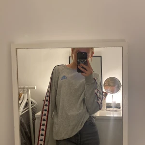 Oversized tröja från Kappa strl M  - Snygg o skön oversized tröja från kappa, fick av min kusin. Storlek M men passar XS, S också. Knappt använd, säljer pga inte min stil🫶 nypris runt 300-400kr  Köparen betalar frakten💖