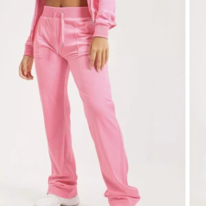 Juicy Couture rosa  - Byxor i färgen cotton cany💗. Oanvänd bara testad. Byxorna va för långa för mig därför säljer ja dom. 